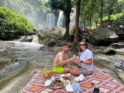 phnom kulen customer eating